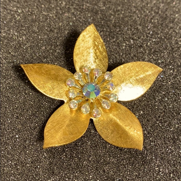 Jewelry - Gold tone rhinestone brooch.